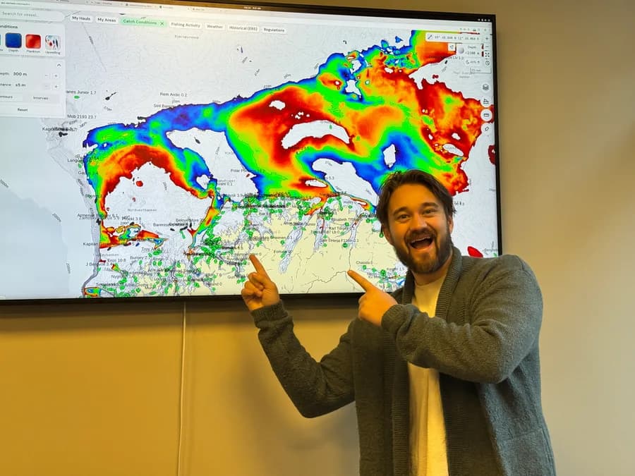 Tomas Roaldsnes, CEO of Catchwise, pointing at a live catch-conditions map