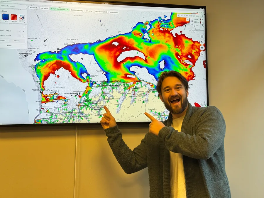Tomas Roaldsnes, CEO of Catchwise, pointing at a live catch-conditions map
